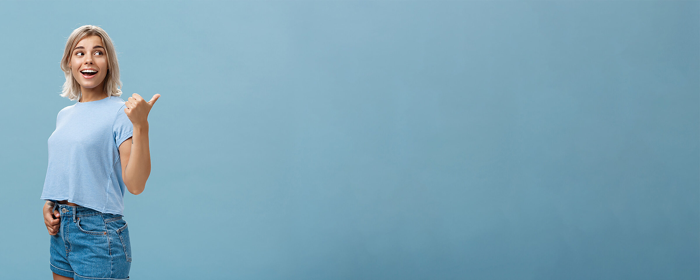 Tag der offenen Tür: Mädchen zeigt zum Text