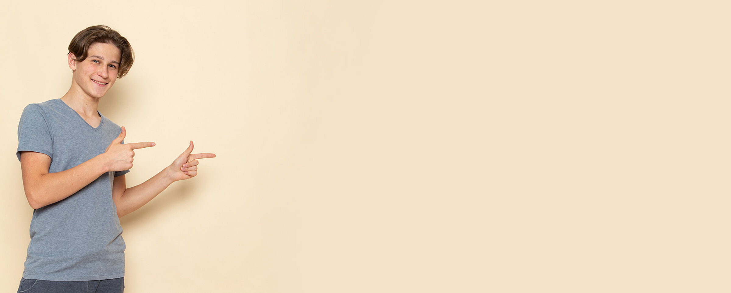 Junge zeigt zum Text: Erasmus+ Möglichkeiten an der HAK Voitsberg