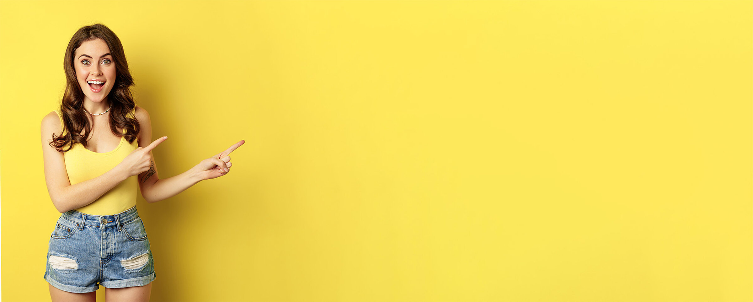 Mädchen zeigt zum Text: Anmelden an der HAK /HAS Voitsberg: weitere Schritte findest du hier...